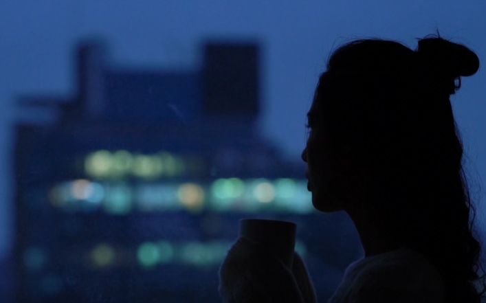 美女在阳台上喝咖啡情感短视频素材