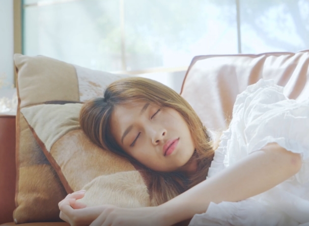 下午在沙发上午休的女人短视频素材