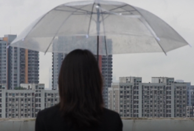 打伞的女孩在楼顶思考问题短视频