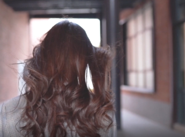 在胡同中行走的长发美女短视频素材