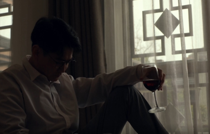 悲伤中年男人独自一个人喝酒短视频素材