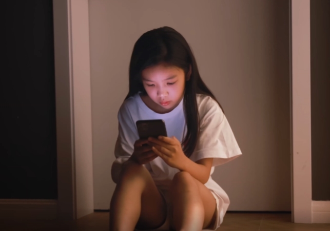 小女孩独自一个人玩手机短视频素材