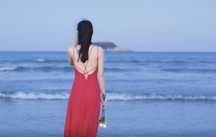 穿着红色连衣裙女人在海边背影的短视频素材