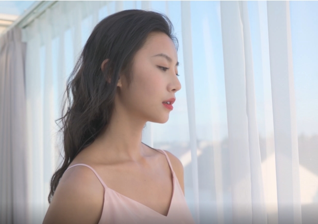 穿着睡衣的女人在窗边喝咖啡