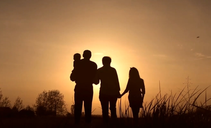 一家四口在夕阳下散步