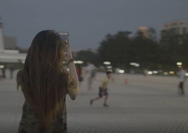 广场上正在拍摄的女孩子视频素材