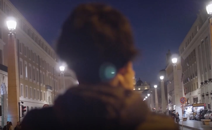 年轻人在街头拍摄视频素材