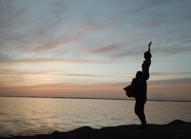 日落湖边情侣在玩耍视频素材