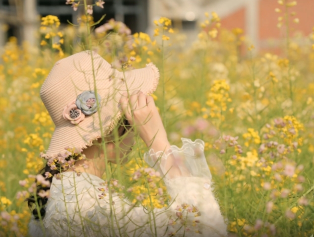 油菜花花丛中行走的小姐姐唯美素材