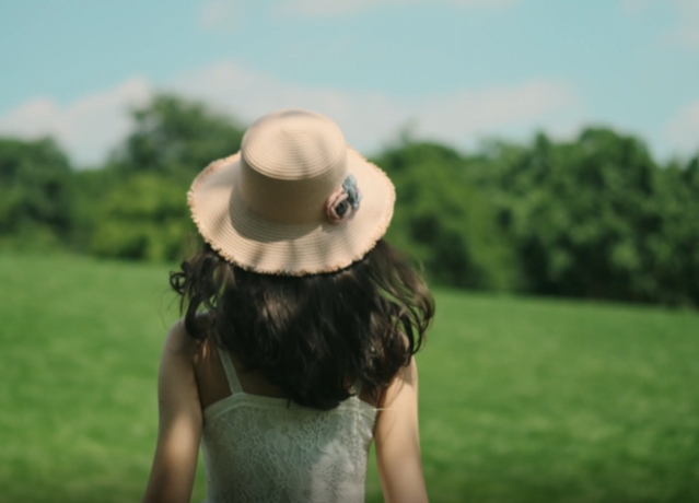 女孩子在草地上奔跑的背影
