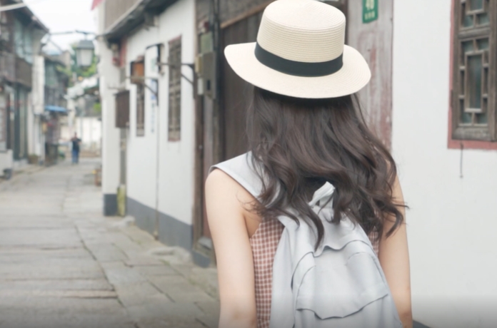 女孩旅游一个人在古镇的街道上行走