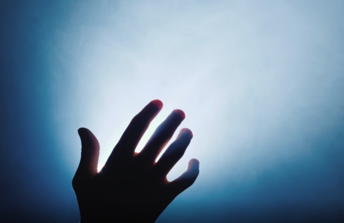 手指触摸天空镜头视频素材