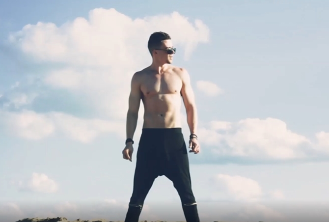 型男展示自己的肌肉视频素材