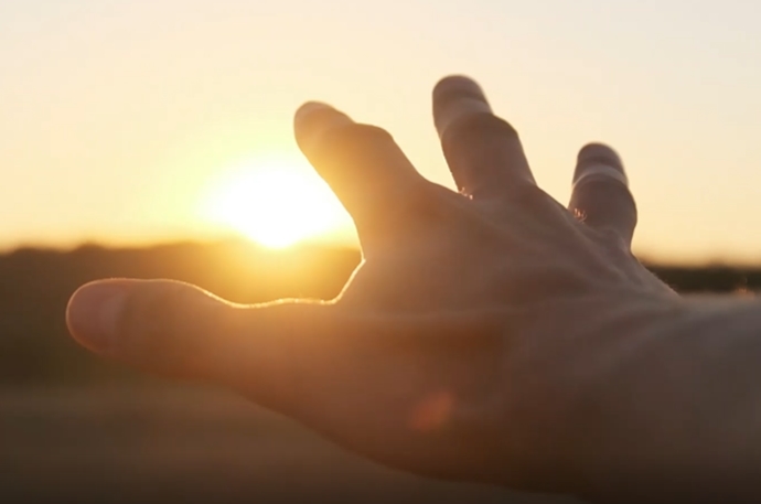夕阳阳光透过手指缝意境唯美视频素材