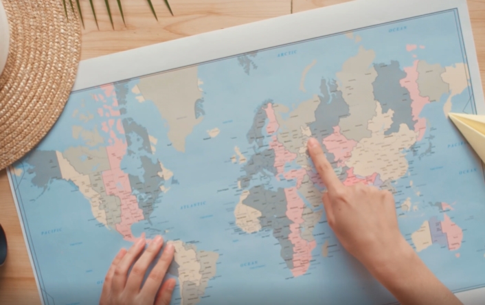 认真看地图视频素材