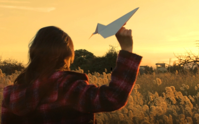 女孩在公园里面玩纸飞机