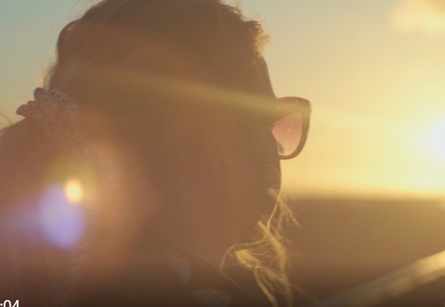 太阳日落女孩子面朝太阳思考伤感素材