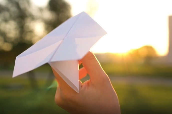 阳光下玩纸飞机小清新视频素材