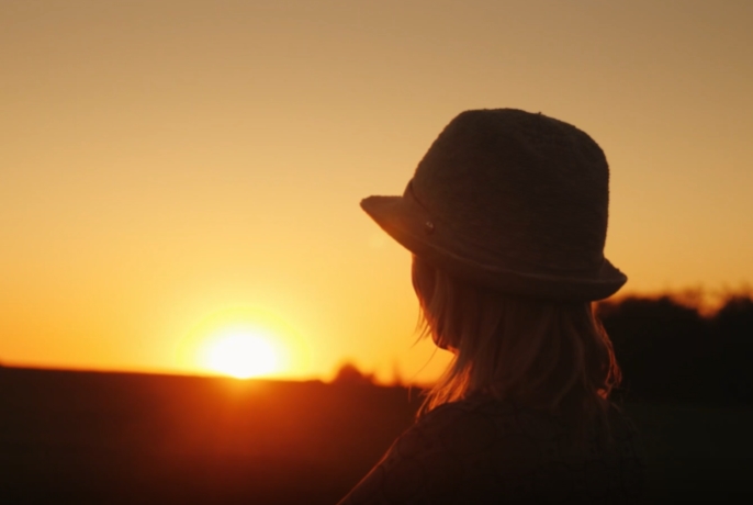 日落下伤感的女孩视频素材
