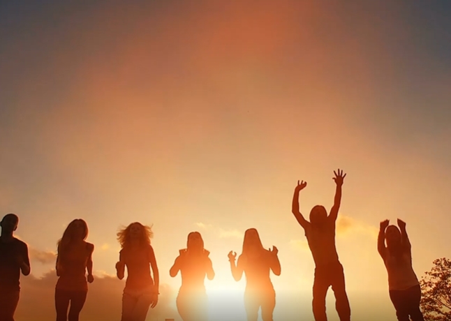 夕阳下朋友们集体欢呼跳跃视频素材
