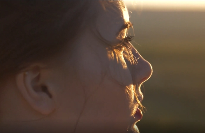 夕阳下失恋女孩孤单特写视频素