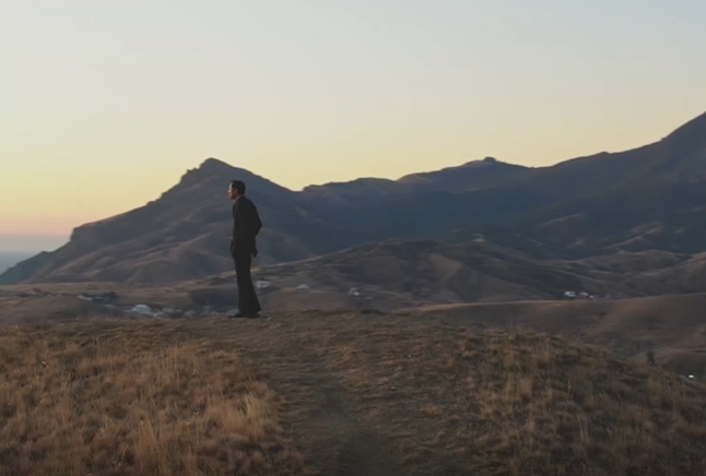 登上山顶振臂高呼励志素材