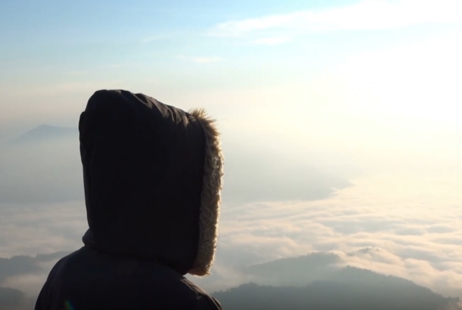 登顶山峰看日落云海励志视频素材