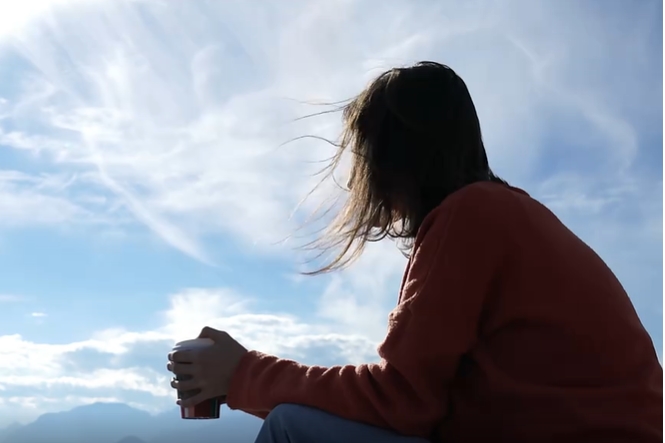 美女海边喝水侧影视频素材