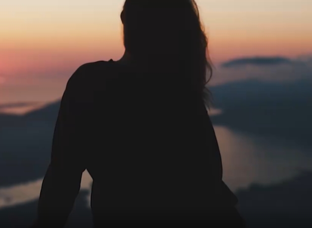 夕阳下女子看山川风景短视频素材