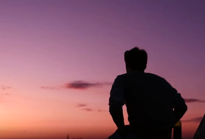 男子在山顶看山下全貌短视频素材