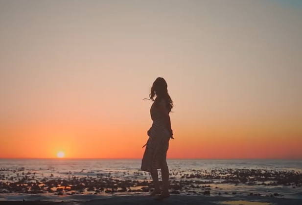 美女在海边看夕阳镜头短视频素材