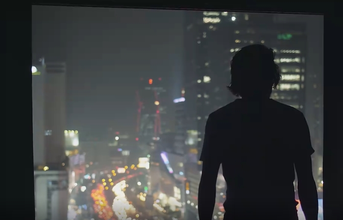 男子窗外看城市夜景短视频素材