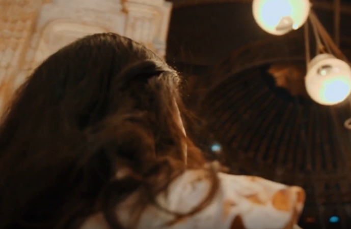 长发美女散步镜头短视频素材