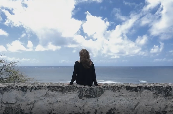 美女海边吹海风短视频素材