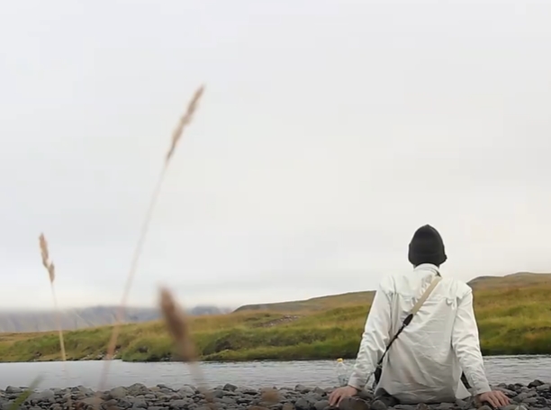 男子坐在小河边看景短视频素材