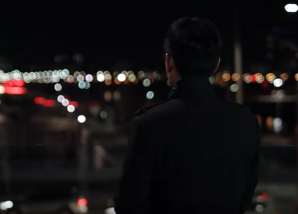 男子天桥看夜景短视频素材