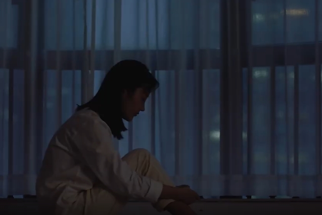 女子孤独的坐在地板上忧伤短视频素材