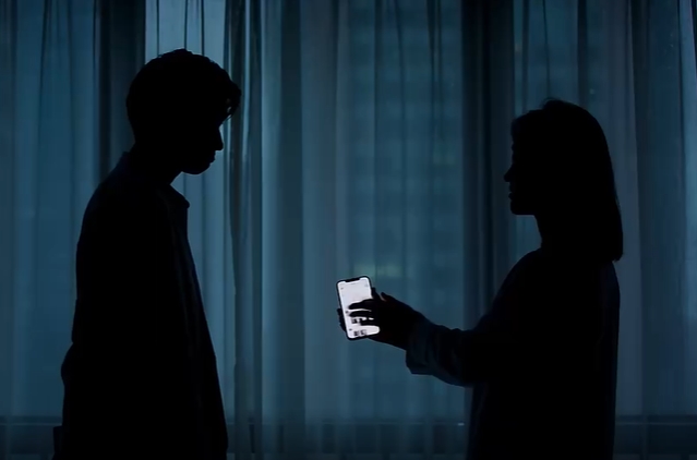 夜晚情侣翻看手机吵架短视频素材