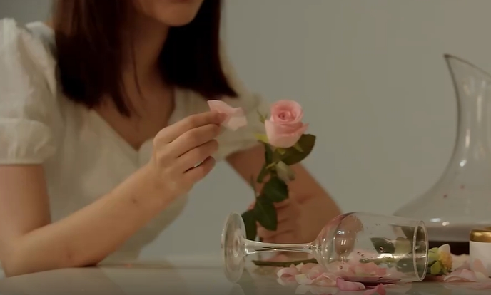 女子酒后撕玫瑰花瓣短视频素材