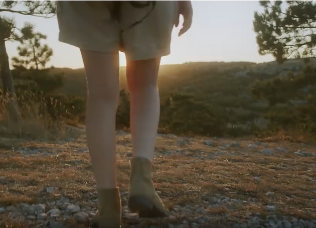 女孩迎着夕阳走路特写短视频素材