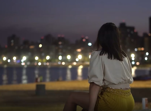 孤独女孩坐在湖边看夜景短视频素材