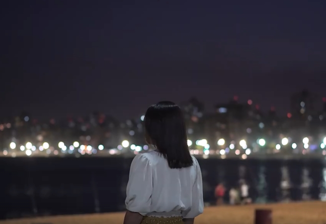 白衣女子独自看夜景伤感短视频素材