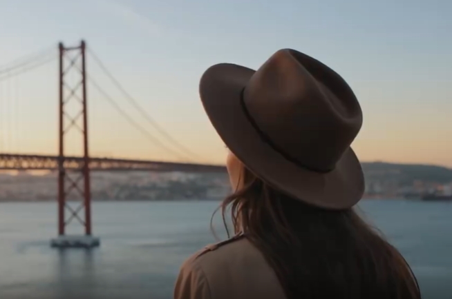 女子独身仰望大湖短视频素材