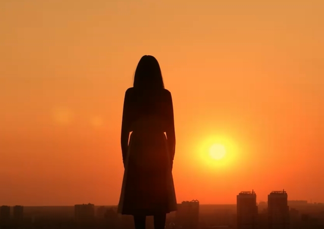 日落下美女拥抱太阳的治愈视频素材