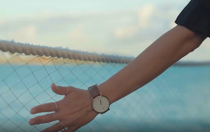 女子用手摸着网兜慢速伤感视频素材