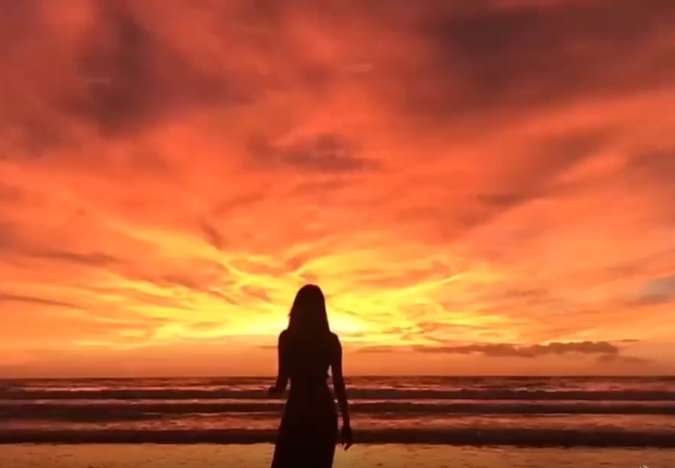 超美晚霞中美女在海滩中舞动治愈视频素材