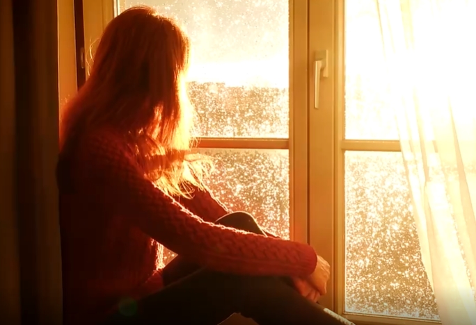 女子坐在窗台上看窗外美景人物视频素材