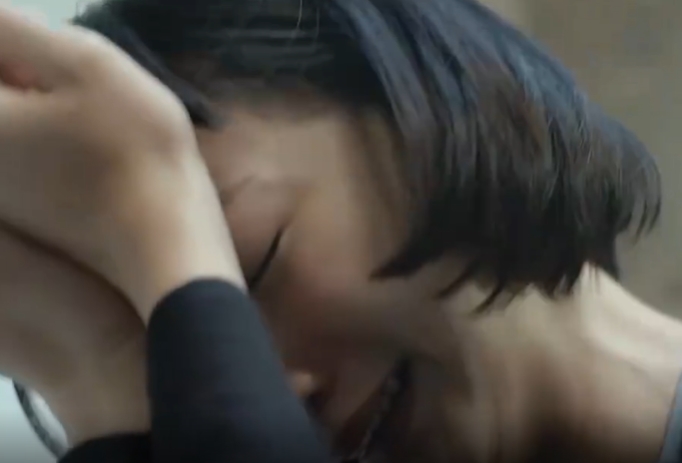 短发女子埋头哭泣伤感短视频素材