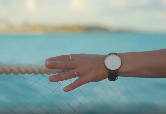 女子看海的手部特写唯美伤感视频素材