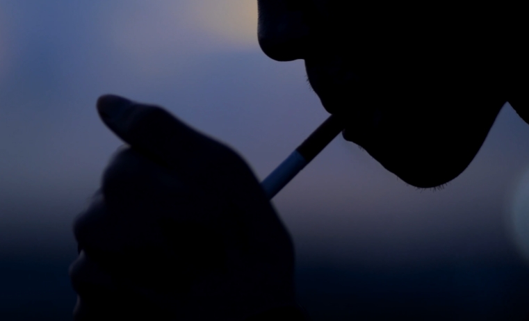 黄昏下点烟抽烟男人特写镜头短视频素材